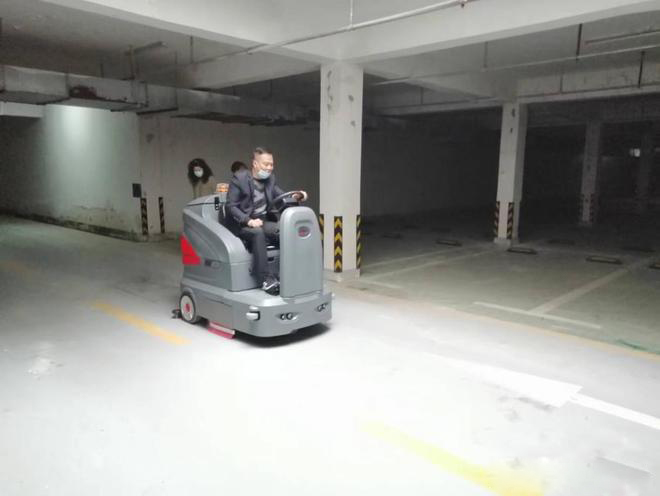 荆门小区物业保洁不用人力改用驾驶式洗地机了